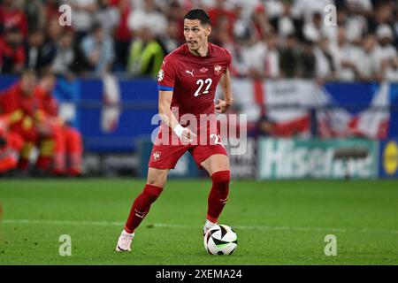 GELSENKIRCHEN, ALLEMAGNE - 16 JUIN : Sasa Lukic de Serbie contrôle le ballon lors du match de la phase de groupes de l'UEFA EURO 2024 entre la Serbie et l'Angleterre à Un Banque D'Images