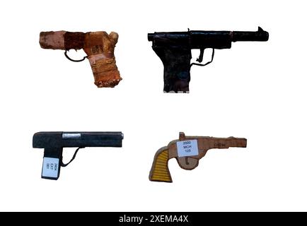 Fausses armes de poing comme un revolver imitation et des pistolets semi-automatiques en bois fabriqués par des prisonniers / détenus à partir de bois, savon, couverts pour échapper à la prison / prison Banque D'Images