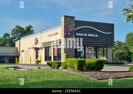 Houston, Texas États-Unis 06-23-2024 : extérieur de la vitrine du restaurant Taco Bell. Banque D'Images