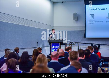 Melbourne, Australie. 27 juin 2024. Scott Tutton de la Australian Sports Commission intervient lors de la National Sports & Physical Activity Convention (NSC) | IAKS 2024 au Melbourne Convention and Exhibition Centre. L’événement rassemble l’ensemble de l’écosystème sportif sous un même toit, comme les loisirs, la finance et la technologie, la collaboration, le partage des connaissances et l’établissement de liens commerciaux précieux. Crédit : SOPA images Limited/Alamy Live News Banque D'Images