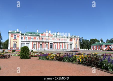 Le palais de Kadriorg est un palais baroque pétrin du XVIIIe siècle situé à Kadriorg, Tallinn, la capitale de l'Estonie. Le nom estonien et allemand du palais signifie « vallée de Catherine ». Il a été construit en 1718–1725 sur les plans de Nicola Michetti par Gaetano Chiaveri et Mikhaïl Zemtsov. Le palais abrite actuellement le musée d'art Kadriorg, une branche du musée d'art d'Estonie, qui expose des œuvres d'art étrangères du XVIe au XXe siècle. Banque D'Images