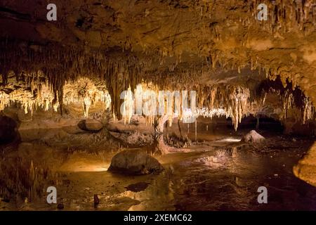 Dream Lake avec des reflets de stalactites dans les grottes de Luray, Virginie Banque D'Images