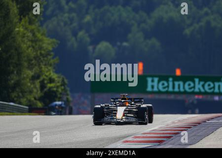 Max Verstappen (NED) - Oracle Red Bull Racing - Red Bull RB20 - Honda RBPT lors de la session de qualification Sprint du Grand Prix d'Autriche de formule 1 Qatar Airways 2024, RedBull Ring, Spielberg, Autriche 28 juin 2024 crédit : Alessio de Marco/Alamy Live News Banque D'Images