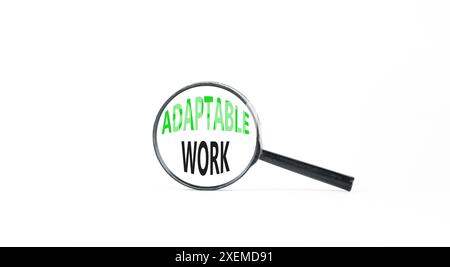 Symbole de travail adaptable. Mots conceptuels travail adaptable dans une belle loupe. Beau fond de papier blanc. Concept de travail adaptable aux entreprises. Banque D'Images