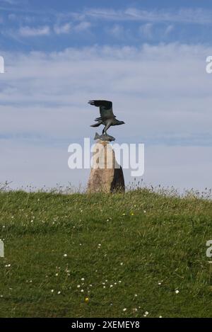 Osprey sculpture avec des poissons dans sa bouche à l'extérieur de la baie de la Spey Dolphin Center dans le Morayshire Ecosse Banque D'Images