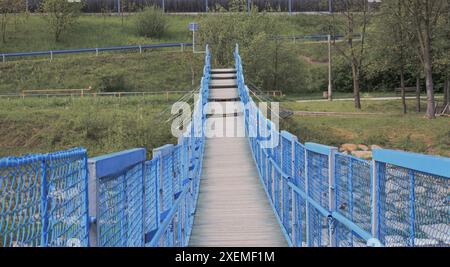 Un pont supérieur pour piétons au-dessus de la rivière. Banque D'Images