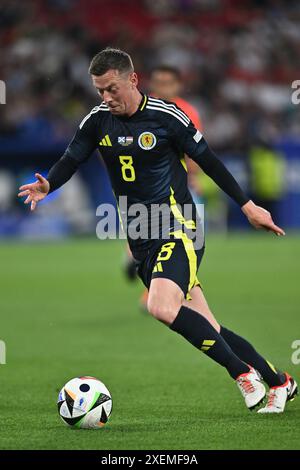 STUTTGART, ALLEMAGNE - 23 JUIN : L'écossais Callum McGregor contrôle le ballon lors du match de la phase de groupes de l'UEFA EURO 2024 entre l'Écosse et la Hongrie A. Banque D'Images