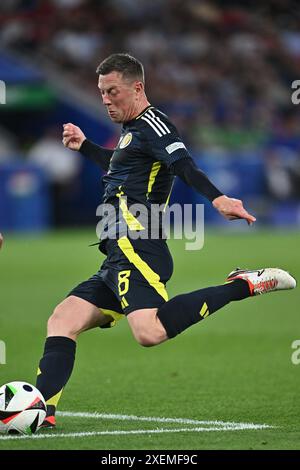 STUTTGART, ALLEMAGNE - 23 JUIN : L'écossais Callum McGregor contrôle le ballon lors du match de la phase de groupes de l'UEFA EURO 2024 entre l'Écosse et la Hongrie A. Banque D'Images