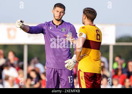 Deurningen, pays-Bas. 28 juin 2024. DEURNINGEN, PAYS-BAS - JUIN 28 : le gardien de but Aston Oxbourough du Motherwell FC, Shane Blaney du Motherwell FC discutant lors du match amical de pré-saison entre le FC Twente et le Motherwell FC au Sportpark Hoge Vonder le 28 juin 2024 à Deurningen, pays-Bas. (Photo de Broer van den Boom/Orange Pictures) crédit : Orange pics BV/Alamy Live News Banque D'Images