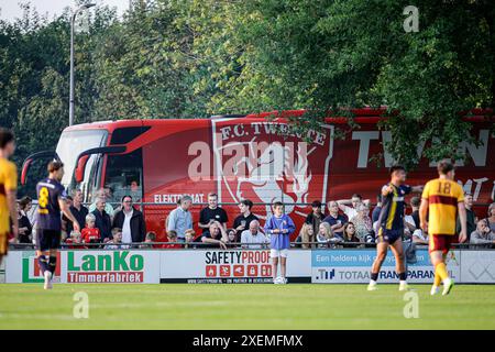 Deurningen, pays-Bas. 28 juin 2024. DEURNINGEN, PAYS-BAS - JUIN 28 : bus joueur du FC Twente lors du match amical de pré-saison entre le FC Twente et le Motherwell FC au Sportpark Hoge Vonder le 28 juin 2024 à Deurningen, pays-Bas. (Photo de Broer van den Boom/Orange Pictures) crédit : Orange pics BV/Alamy Live News Banque D'Images