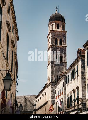 L'église franciscaine et le clocher du monastère à Dubrovnik, Croatie Banque D'Images