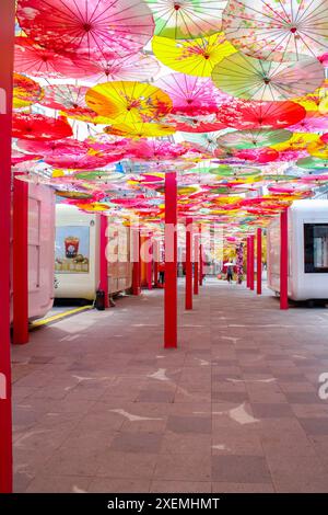 Pékin, Chine - 17 juin 2024 : rue piétonne centrale avec des parapluies chinois colorés au-dessus de la tête. Photo de haute qualité Banque D'Images