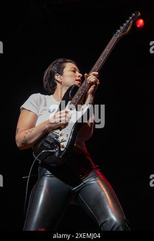 Milwaukee, États-Unis. 27 juin 2024. Josette Maskin de MUNA pendant le Summerfest Music Festival le 27 juin 2024, à Milwaukee, Wisconsin (photo de Daniel DeSlover/Sipa USA) crédit : Sipa USA/Alamy Live News Banque D'Images