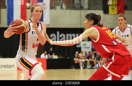 Kortrijk, Belgique. 28 juin 2024. La basket-ball belge Emma Meesseman et la chinoise Han Xu se battent pour le ballon lors d'un match de basket-ball entre l'équipe nationale belge féminine 'The Belgian Cats' et la Chine, vendredi 28 juin 2024 à Kortrijk, lors d'un tournoi de préparation pour les Jeux olympiques d'été de 2024 à Paris, France. BELGA PHOTO VIRGINIE LEFOUR crédit : Belga News Agency/Alamy Live News Banque D'Images