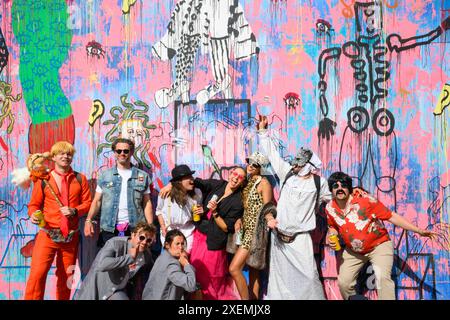 Londres, Royaume-Uni. 28 juin 2024. Ambiance le troisième jour du festival de Glastonbury, à Worthy Farm dans le Somerset. Le crédit photo devrait se lire comme suit : Matt Crossick/Empics/Alamy Live News Banque D'Images