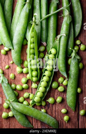 Pois mousquetons au sucre vert sur la table en bois rustique de près. Légumes de haricots verts. Photographie culinaire Banque D'Images