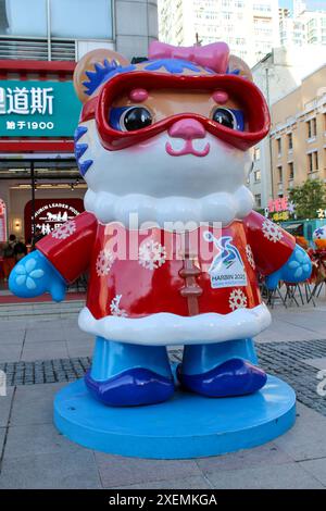 Harbin, Chine - 17 juin 2024 : symbole des Jeux des sports d'hiver de 2025, Bingbing et Nini sont une paire de mignons tigres de Sibérie en plein air. Photo de haute qualité Banque D'Images