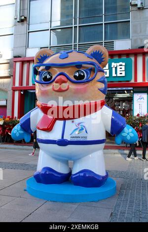 Harbin, Chine - 17 juin 2024 : symbole des Jeux des sports d'hiver de 2025, Bingbing et Nini sont une paire de mignons tigres de Sibérie en plein air. Photo de haute qualité Banque D'Images