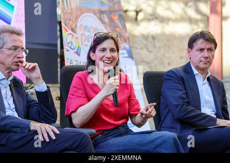 Naples, Italie, 28 juin 2024. Le secrétaire du Parti démocrate, Elly Schlein (au centre), le président du mouvement 5 étoiles, Giuseppe Conte (à droite), et le maire de Naples, Gaetano Manfredi (à gauche), lors d'un débat sur les droits LGBT, à la veille de Naples Pride 2024. Banque D'Images