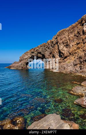 Vue de la formation rocheuse Arco dell'Elefante à Cala Levante et la mer Méditerranée ; île de Pantelleria, Sicile Banque D'Images