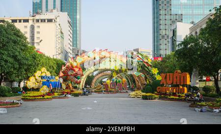 Ho Chi Minh-ville, Vietnam - 3 février 2024 : décorations pour Têt, le nouvel an vietnamien et l'année du Dragon Banque D'Images