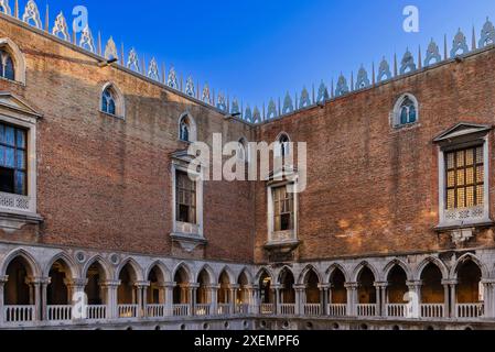 Façade et toiture décorative dans la cour du Palais des Doges ; Venise, Italie Banque D'Images