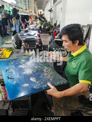 Ho Chi Minh-ville, Vietnam - 2 février 2024 : mère de perlières dans une usine d'artisanat à Saigon, Vietnam Banque D'Images