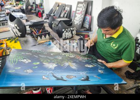 Ho Chi Minh-ville, Vietnam - 2 février 2024 : mère de perlières dans une usine d'artisanat à Saigon, Vietnam Banque D'Images