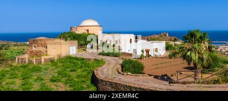 Route menant au site archéologique de l'Acropoli di San Marco e Santa Teresa sur l'île de Pantelleria ; île de Pantelleria, Trapani, Sicile, Italie Banque D'Images