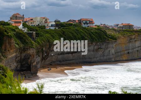 Vue panoramique depuis le phare sur les falaises, maisons, plages de sable de la ville touristique de Biarritz, pays Basque, Golfe de Gascogne de l'océan Atlantique, France Banque D'Images