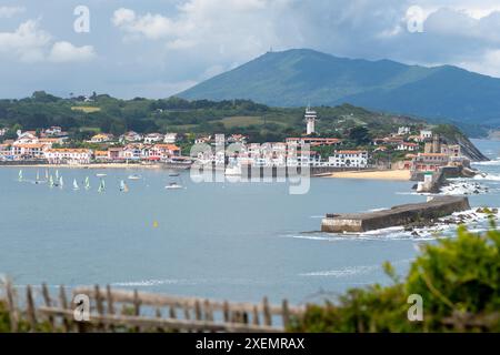 Port de pêche fort de Ciboure et Socoa sur la côte basque, formation de yacht, connu pour sa belle architecture, ses plages de sable fin, sa cuisine, Sud de la France, Basqu Banque D'Images