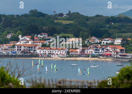 Port de pêche fort de Ciboure et Socoa sur la côte basque, formation de yacht, connu pour sa belle architecture, ses plages de sable fin, sa cuisine, Sud de la France, Basqu Banque D'Images