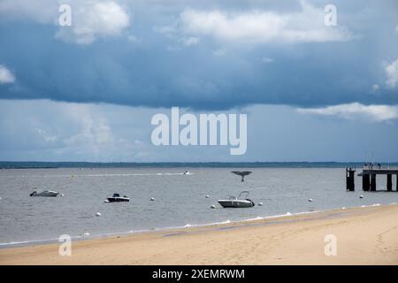 Marcher sur la promenade de la plage à Arcachon ensoleillé, ville de destination de vacances sur la côte atlantique avec de beaux parcs, villas, rues et plage de sable et épingle Banque D'Images
