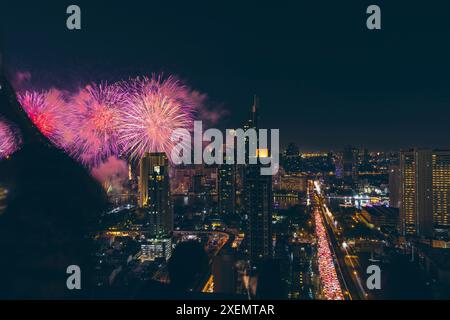 Des feux d'artifice illuminent le ciel nocturne au-dessus du centre-ville de Bangkok à la Saint-Sylvestre ; Bangkok, Thaïlande Banque D'Images