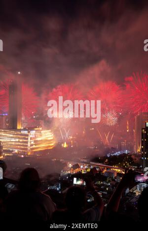 Des feux d'artifice illuminent le ciel nocturne au-dessus du centre-ville de Bangkok à la Saint-Sylvestre ; Bangkok, Thaïlande Banque D'Images