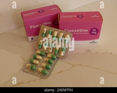 Les capsules de fluoxétine sont couramment utilisées comme traitement de l'anxiété et de la dépression, mais sont également efficaces pour les femmes souffrant de bouffées de chaleur ménopausées. Banque D'Images