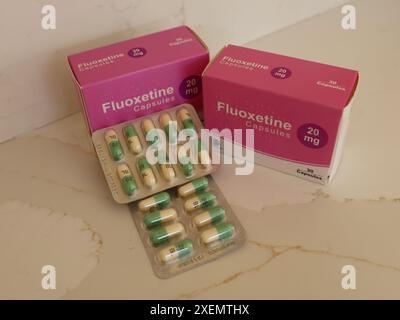 Les capsules de fluoxétine sont couramment utilisées comme traitement de l'anxiété et de la dépression, mais sont également efficaces pour les femmes souffrant de bouffées de chaleur ménopausées. Banque D'Images