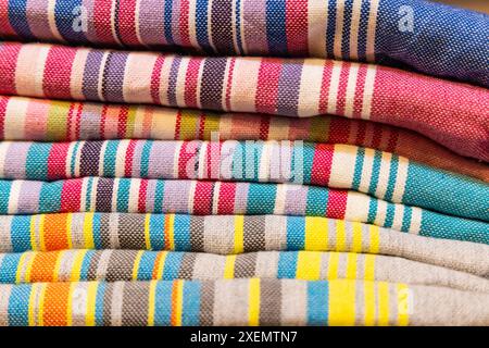 Hammamet, Nabeul, Tunisie. Tapis colorés à vendre sur un marché en Tunisie. Banque D'Images
