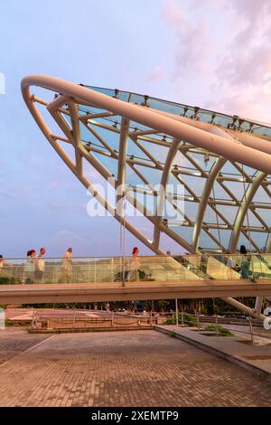 Tbilissi, Géorgie - 16 juin 2024 : le pont de la paix est un pont piétonnier en forme d'arc, une construction en acier et en verre au-dessus de la rivière Kura, reliant t Banque D'Images