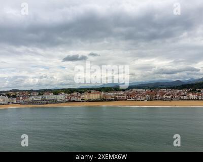 Vue aérienne sur la baie des villes de Ciboure et Saint Jean de Luz, port, plage de sable fin sur la côte basque, belle architecture, nature et cuisine, Sud de la France Banque D'Images