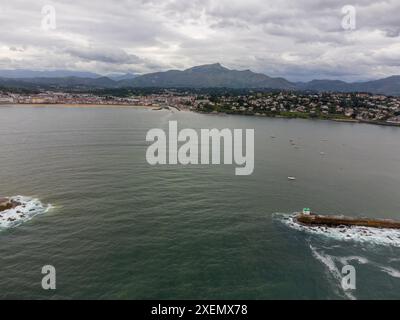 Vue aérienne sur la baie des villes de Ciboure et Saint Jean de Luz, port, plage de sable fin sur la côte basque, belle architecture, nature et cuisine, Sud de la France Banque D'Images