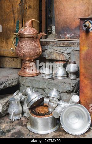 Sokalipura, Srinagar, Jammu-et-Cachemire, Inde. Urnes de thé en cuivre et étain sur un marché à Srinagar. Banque D'Images