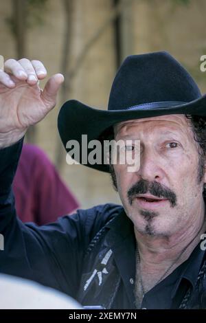 Candidat Gubernatiorial au Texas, Kinky Friedman (indépendant) fait campagne à la Southwest Texas State University à San Marcos et reçoit un peu d'aide de l'ancien gouverneur du Minnesota, Jesse Ventura. Kinky Friedman, une figure colorée et non conventionnelle de la politique texane, a fait une tentative notable de se présenter au poste de gouverneur en 2006. Connu principalement comme musicien, humoriste et romancier mystère, Friedman a apporté un mélange unique de charisme et d'esprit à l'arène politique. Son slogan de campagne, « pourquoi pas ? », résume son approche extérieure et attire les électeurs fatigués des politiciens traditionnels. Exécuté Banque D'Images