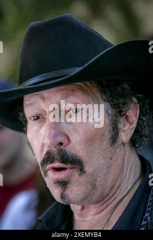 Candidat Gubernatiorial au Texas, Kinky Friedman (indépendant) fait campagne à la Southwest Texas State University à San Marcos et reçoit un peu d'aide de l'ancien gouverneur du Minnesota, Jesse Ventura. Kinky Friedman, une figure colorée et non conventionnelle de la politique texane, a fait une tentative notable de se présenter au poste de gouverneur en 2006. Connu principalement comme musicien, humoriste et romancier mystère, Friedman a apporté un mélange unique de charisme et d'esprit à l'arène politique. Son slogan de campagne, « pourquoi pas ? », résume son approche extérieure et attire les électeurs fatigués des politiciens traditionnels. Exécuté Banque D'Images