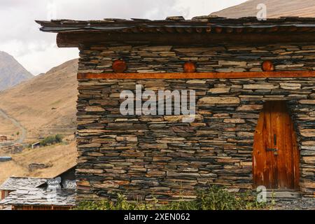 Porte en bois avec serrure sur la maison historique en pierre dans le village de Dartlo dans le parc national de Tusheti ; Dartlo, Kakheti, Géorgie Banque D'Images