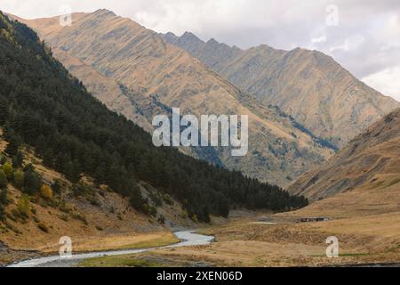Paysage montagneux entourant le village historique de Dartlo ; Dartlo, parc national de Tusheti, municipalité d'Akhmeta, région de Kakheti, Géorgie Banque D'Images