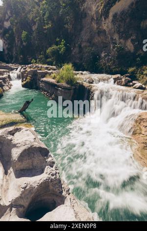 Cascades éclaboussent sur un paysage rocheux à Air Terjun Tanggedu, Indonésie ; Ndapayami, Kanatang, East Sumba Regency, East Nusa Tenggara, Indonésie Banque D'Images