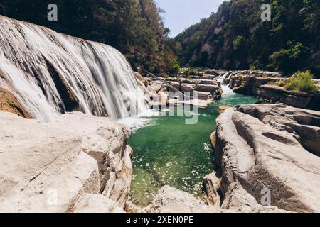 Belles cascades et cascades à travers un paysage rocheux à Air Terjun Tanggedu, Indonésie Banque D'Images