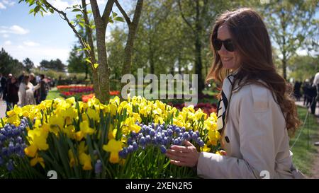 Fille dans le parc de fleurs de Keukenhof, pays-Bas avec des tulipes en arrière-plan Banque D'Images