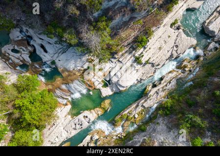 Vue aérienne de Air Terjun Tanggedu, East Nusa Tenggara, Indonésie ; Ndapayami, Kanatang, régence de Sumba est, Nusa Tenggara est, Indonésie Banque D'Images